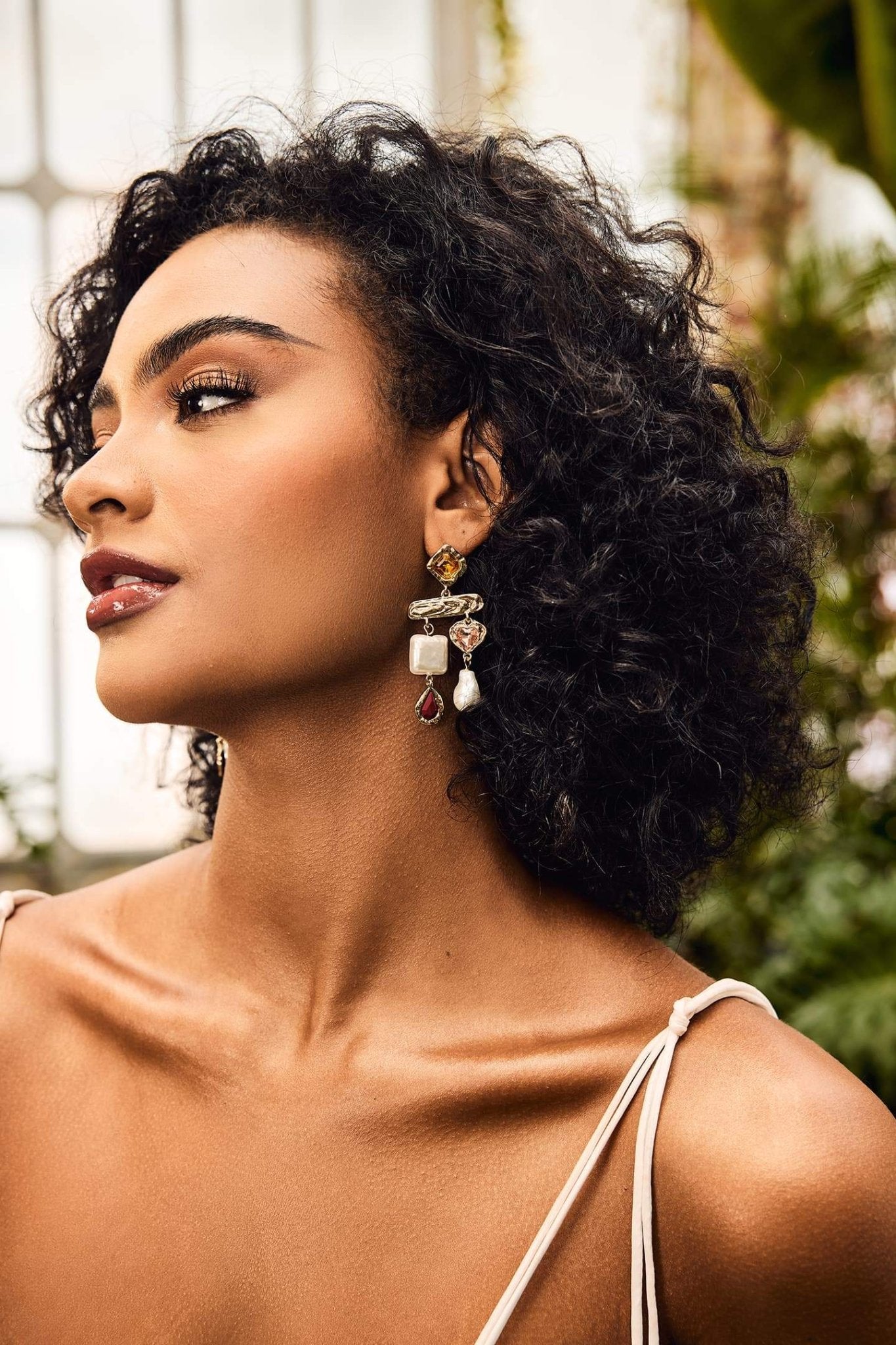 Boucles d'oreilles baroques en perles de pierres précieuses colorées