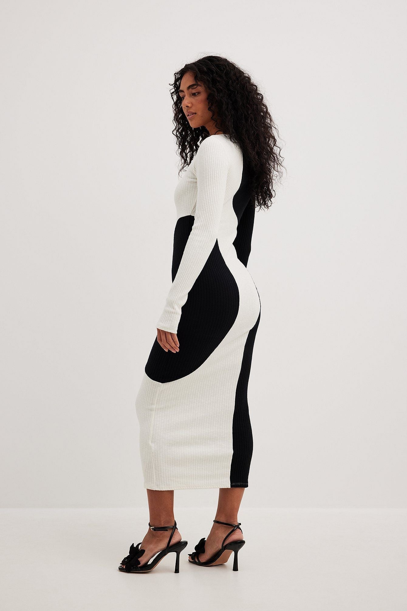 Belen – Robe midi en maille contrastée