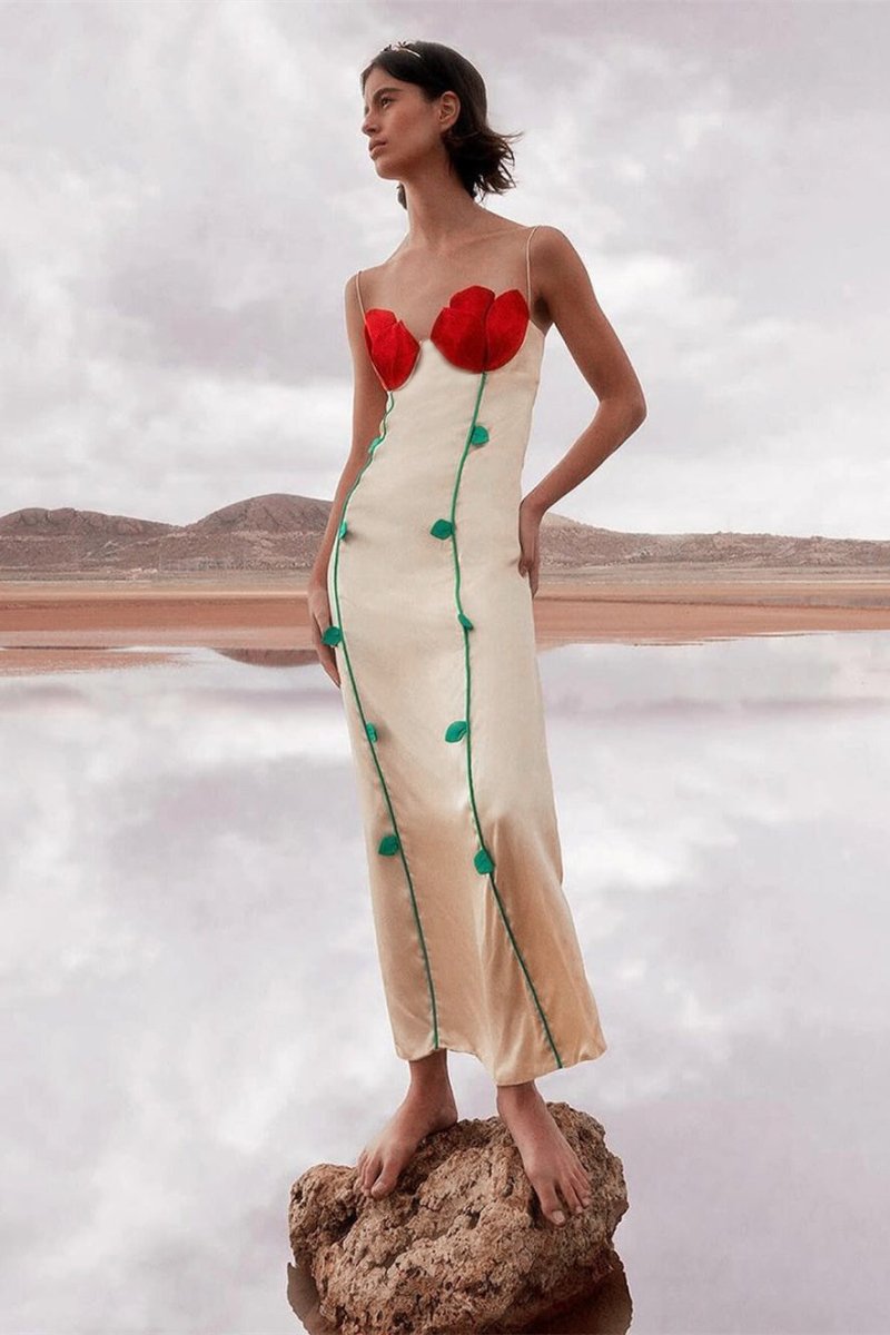Belle Rose – Detailreiches Maxikleid mit hohem Schlitz
