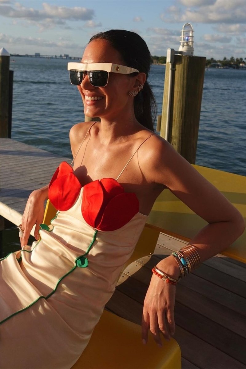 Belle Rose – Detailreiches Maxikleid mit hohem Schlitz