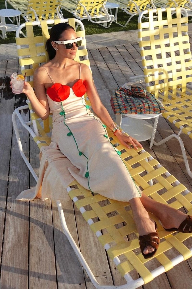 Belle Rose – Detailreiches Maxikleid mit hohem Schlitz