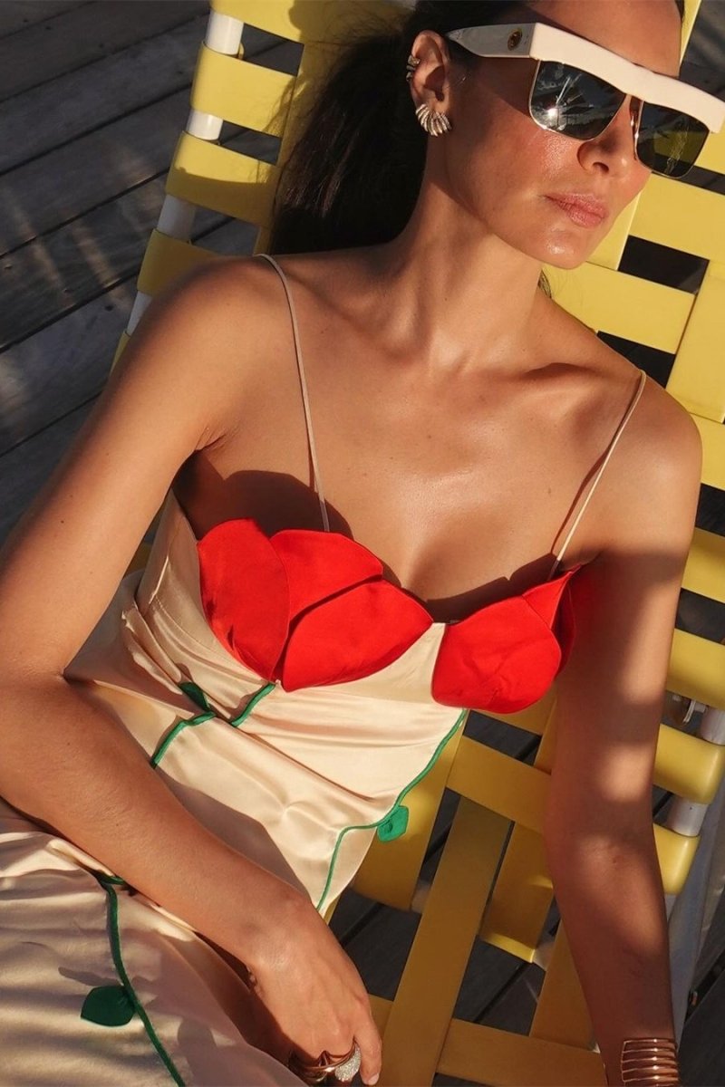 Belle Rose – Detailreiches Maxikleid mit hohem Schlitz