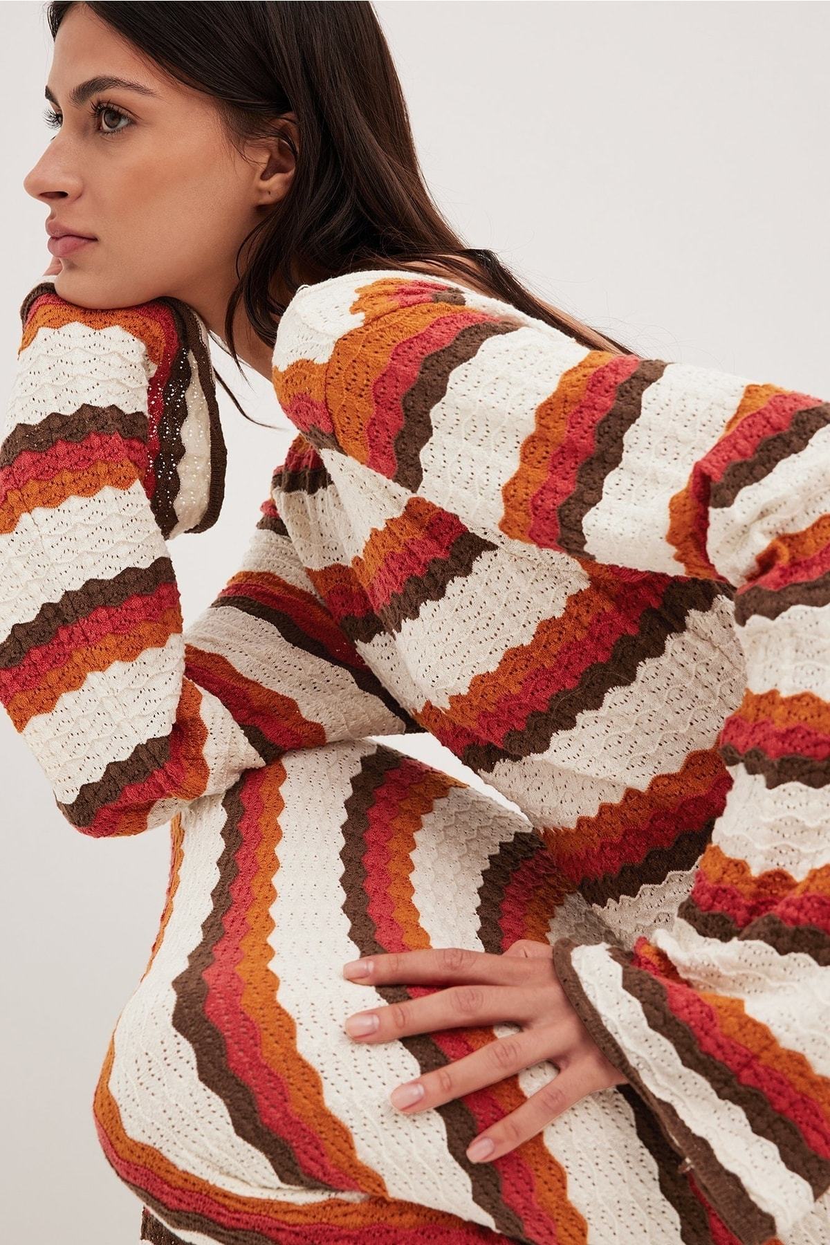 Calista – Gewebtes, rückenfreies Maxi-Strickkleid mit Zickzack-Muster