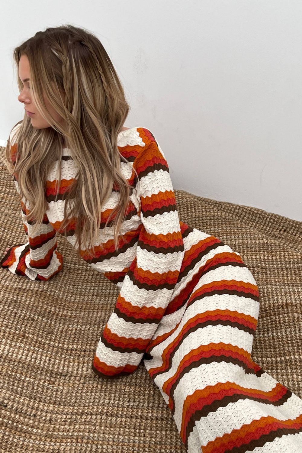 Calista – Gewebtes, rückenfreies Maxi-Strickkleid mit Zickzack-Muster