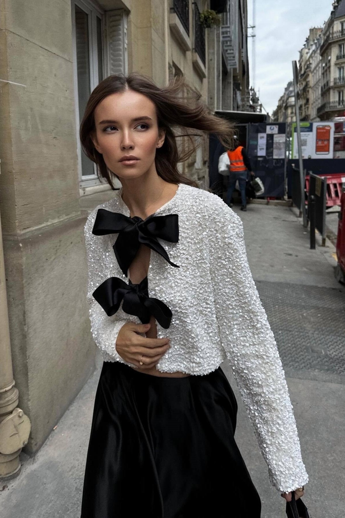 Manteau Cara à paillettes et nœud papillon