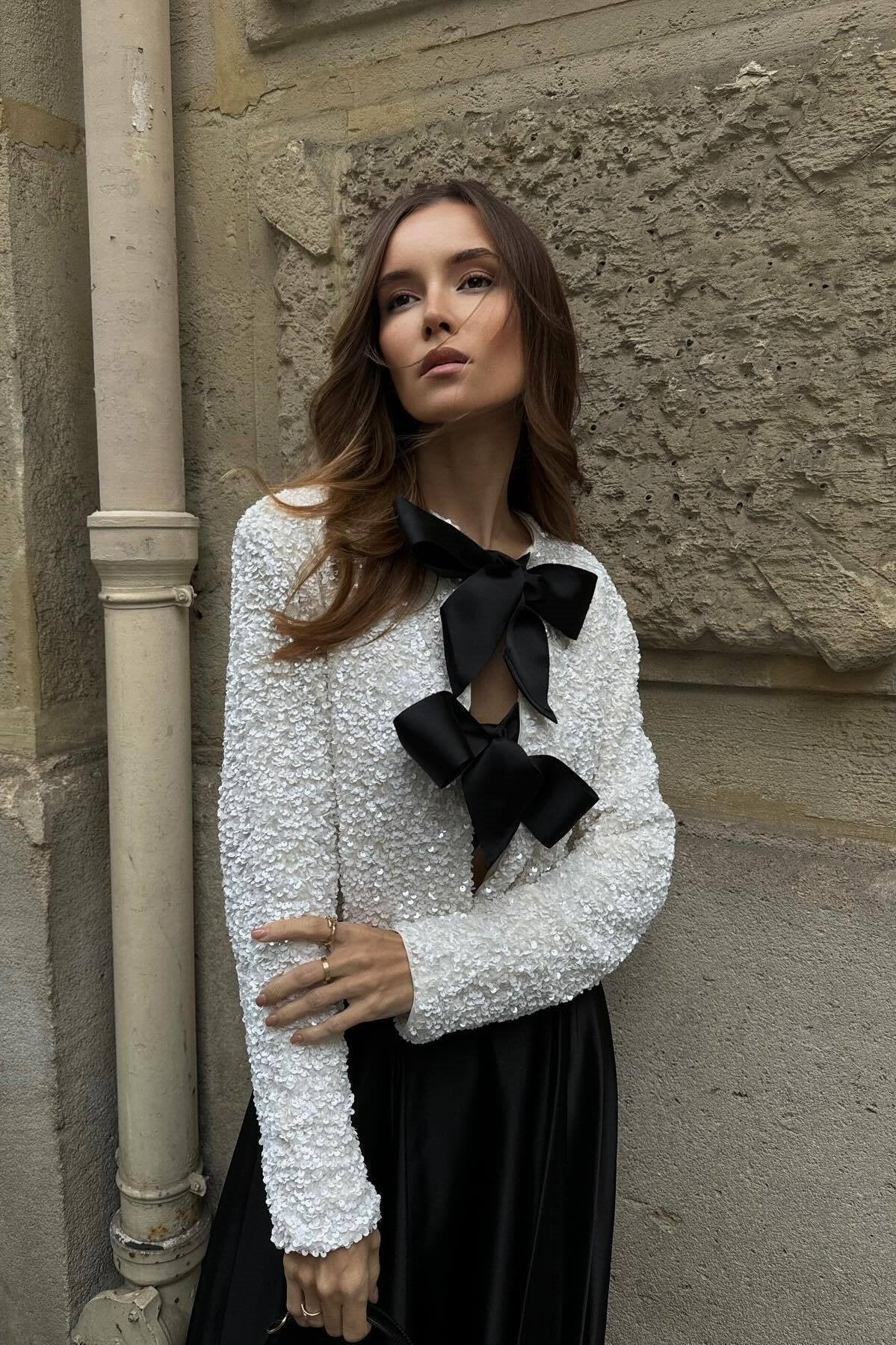 Manteau Cara à paillettes et nœud papillon
