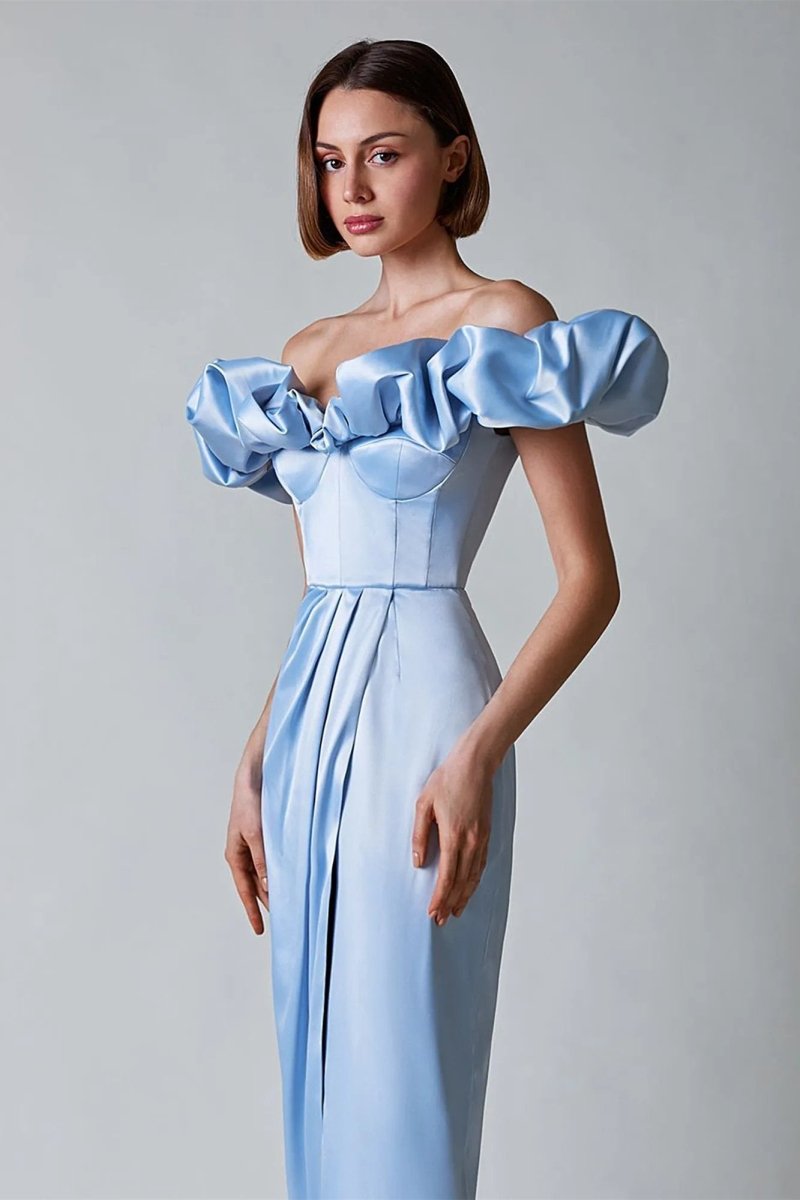Schulterfreies Maxikleid mit Schlitz und Kristallen