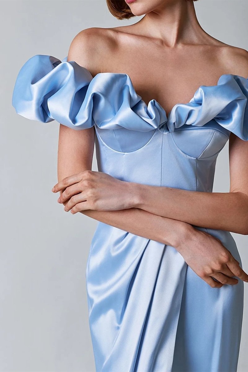 Schulterfreies Maxikleid mit Schlitz und Kristallen