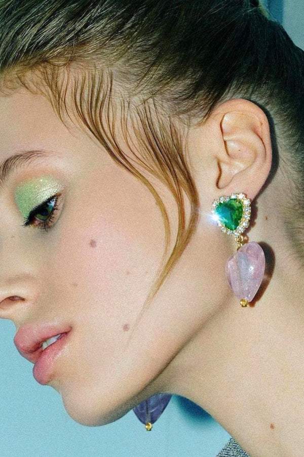 Boucles d'oreilles pendantes avec pendentifs cœur contrastés et strass