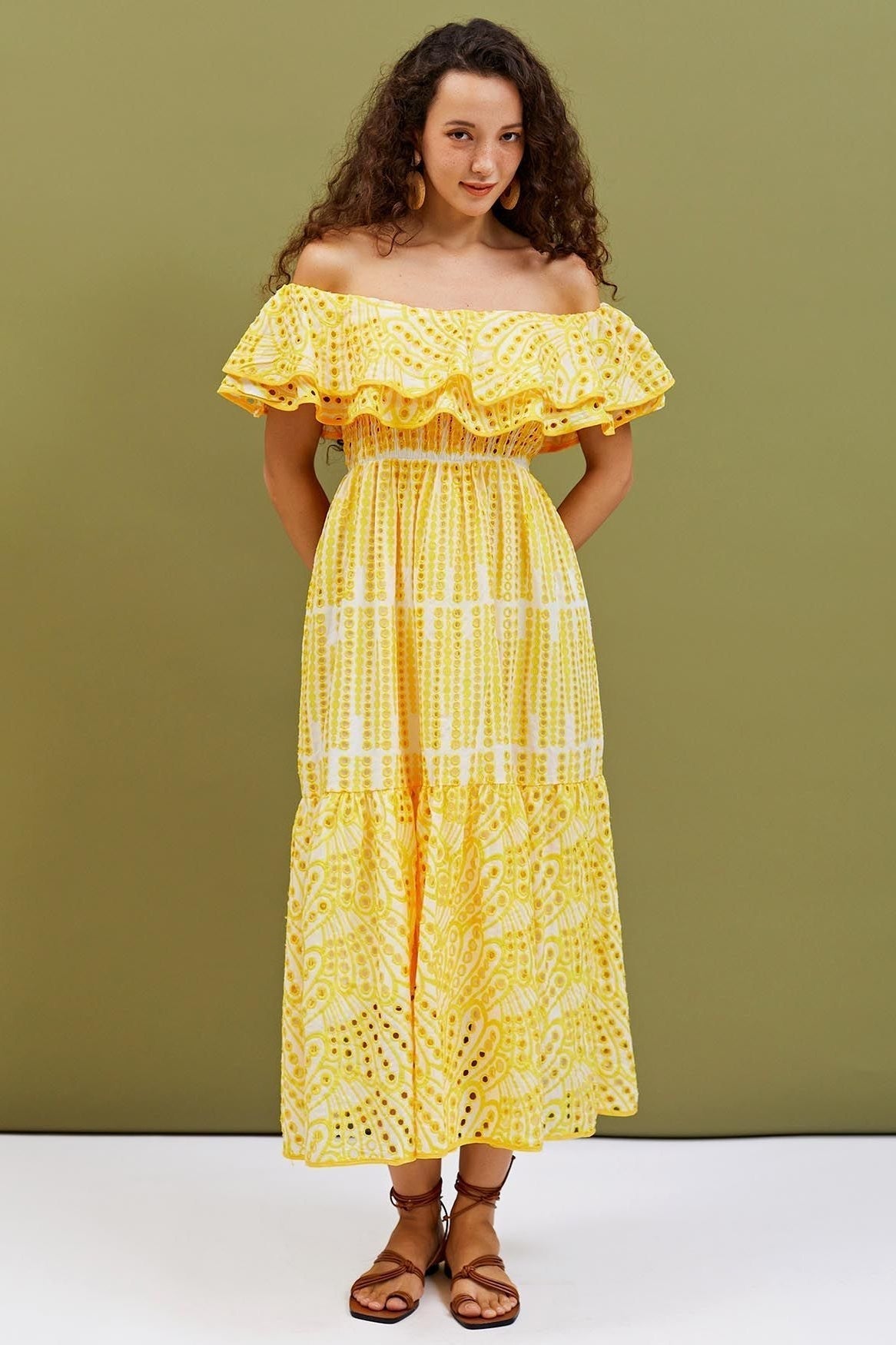 Schulterfreies A-Linien-Flare-Midikleid mit bestickter Spitze von Dolly