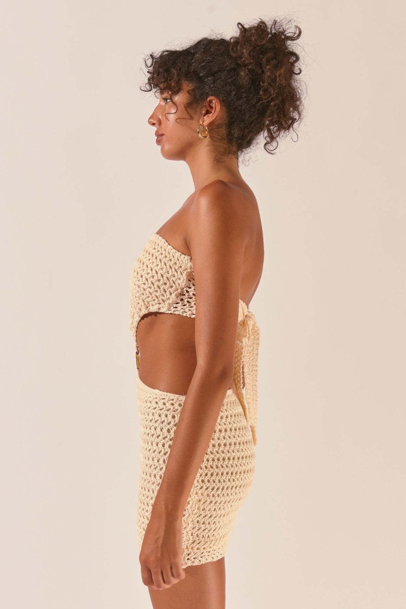 Edna – Trägerloses Häkel-Minikleid mit Cut-outs
