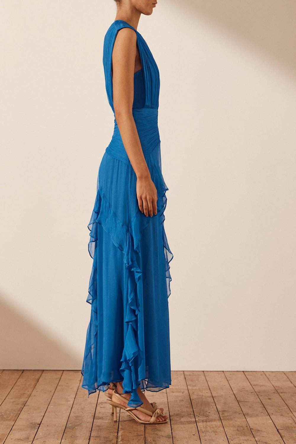 Eileen Plissiertes Maxikleid mit Rundhalsausschnitt und Rüschen