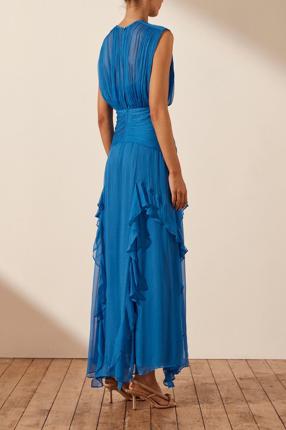 Eileen Plissiertes Maxikleid mit Rundhalsausschnitt und Rüschen