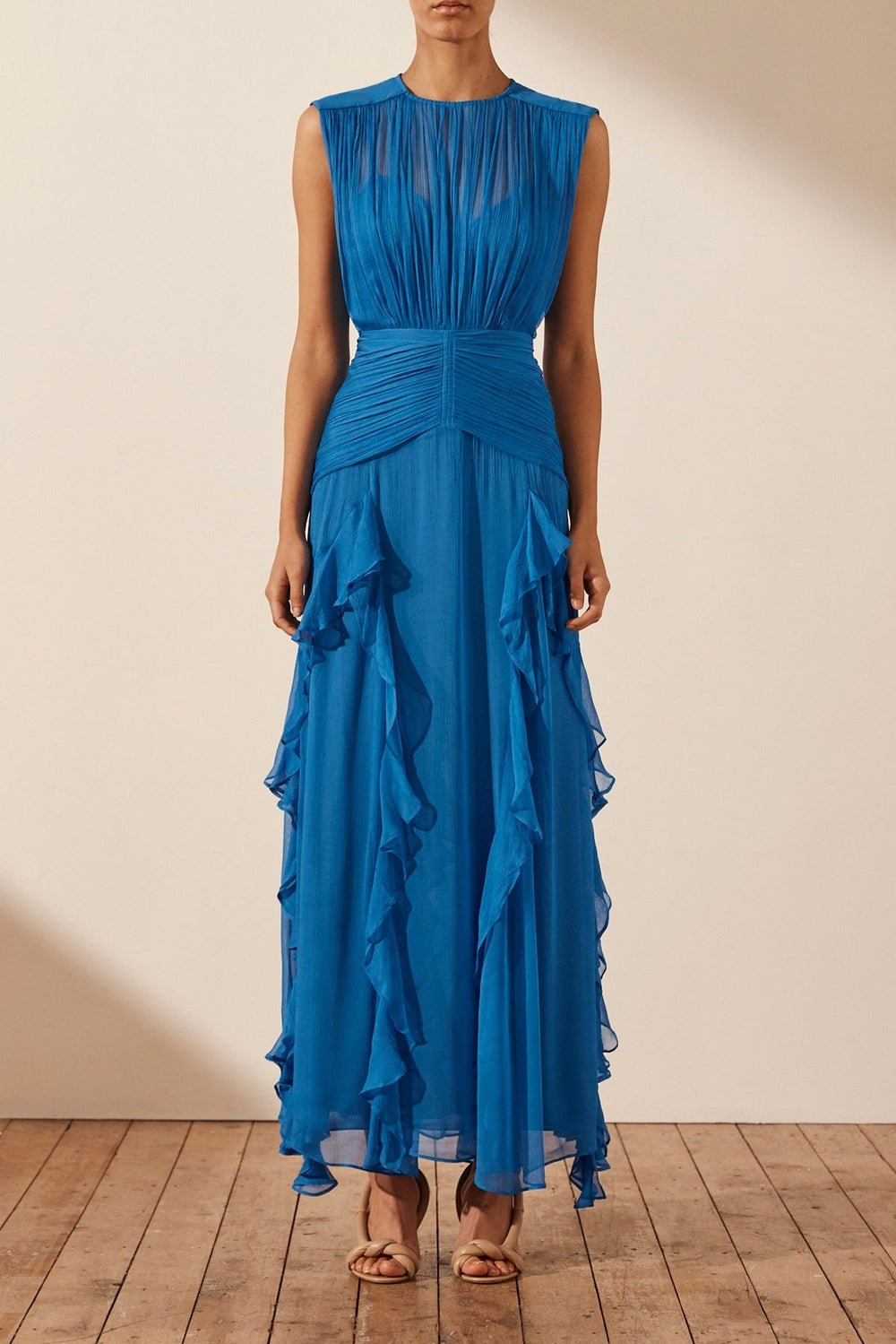Eileen Plissiertes Maxikleid mit Rundhalsausschnitt und Rüschen