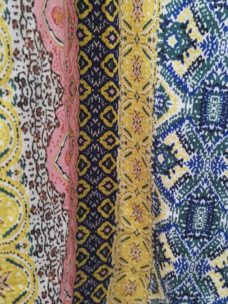 Rückenfreies Maxi-Sommerkleid mit Streifen und Freda-Print