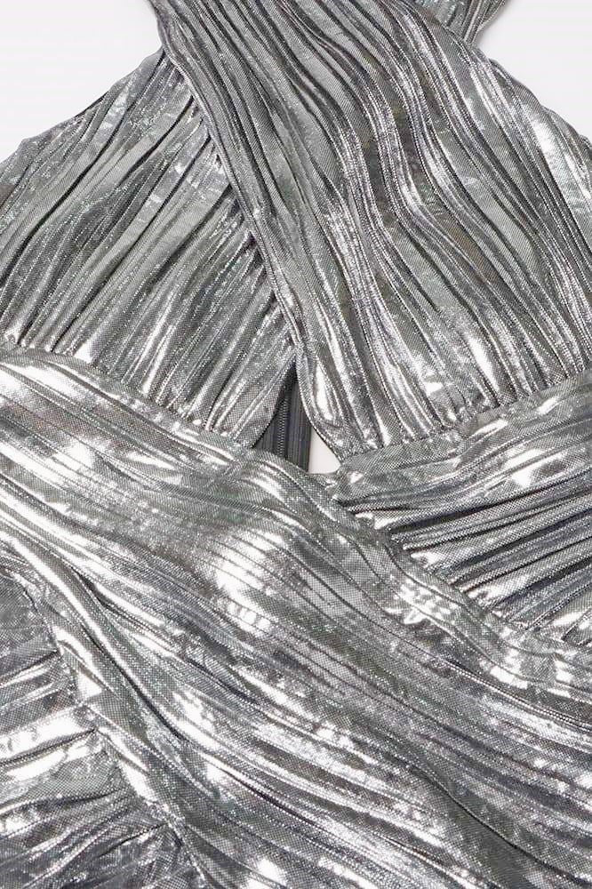 Heloise – Maxikleid mit Neckholder und überkreuztem Dekolleté in Metallic
