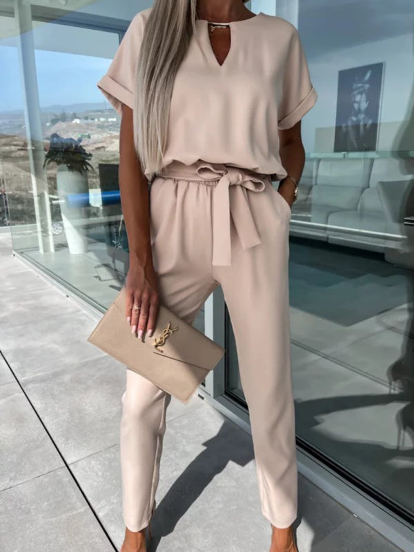 Kurzärmliger Jumpsuit mit V-Ausschnitt, Einstecktasche und elastischer Taille zum Binden in Bleistifthosen
