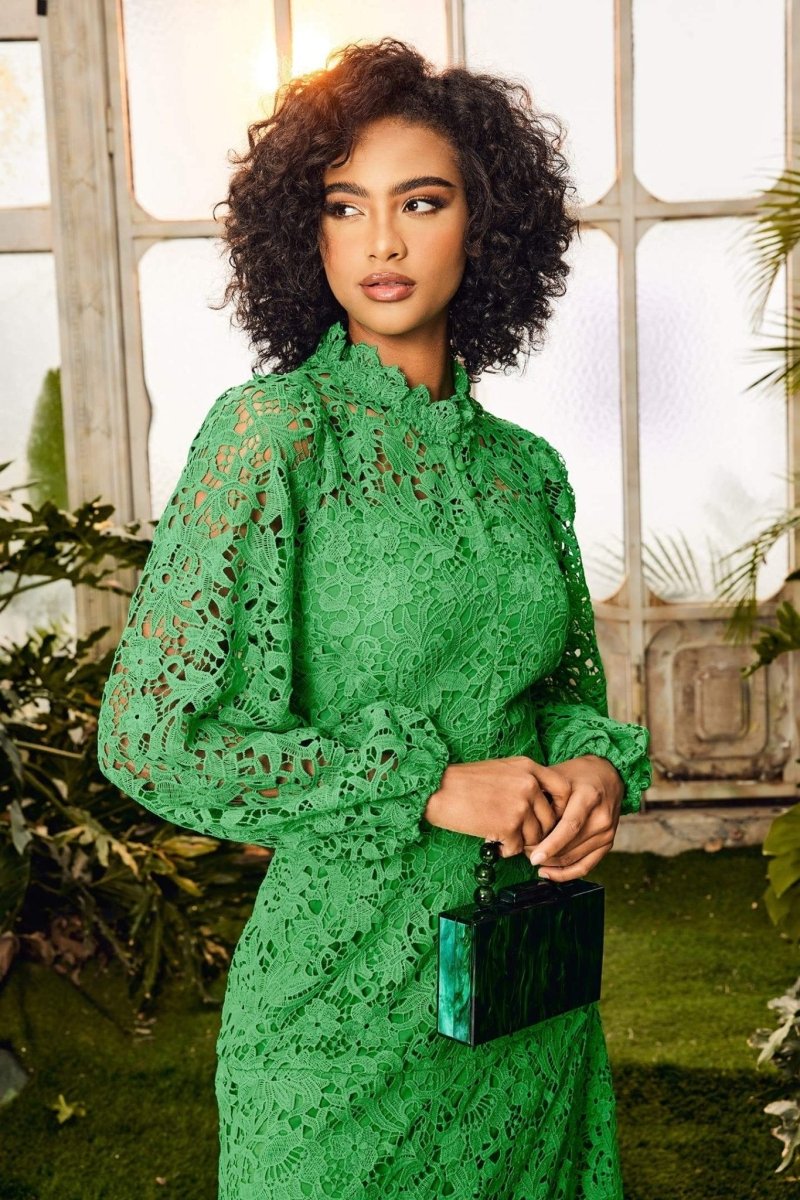 Joa – Ausgestelltes Maxikleid mit bestickter Spitze