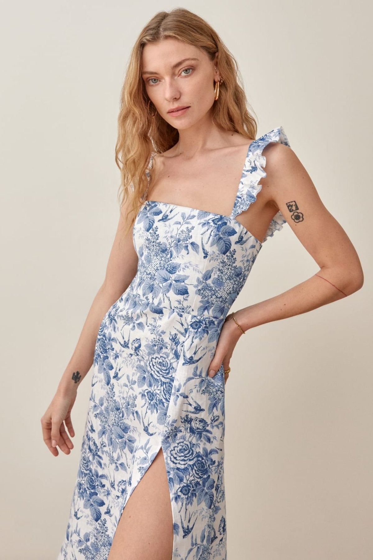 Joa – Bedrucktes Midikleid mit Rüschenriemen und Schlitz