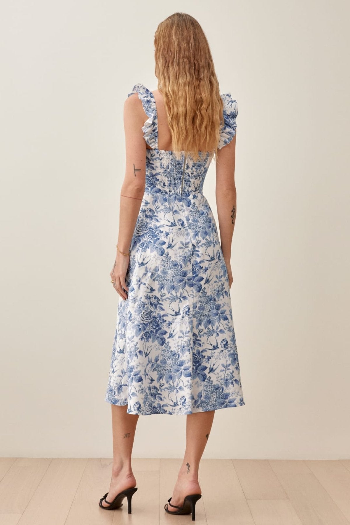 Joa – Bedrucktes Midikleid mit Rüschenriemen und Schlitz