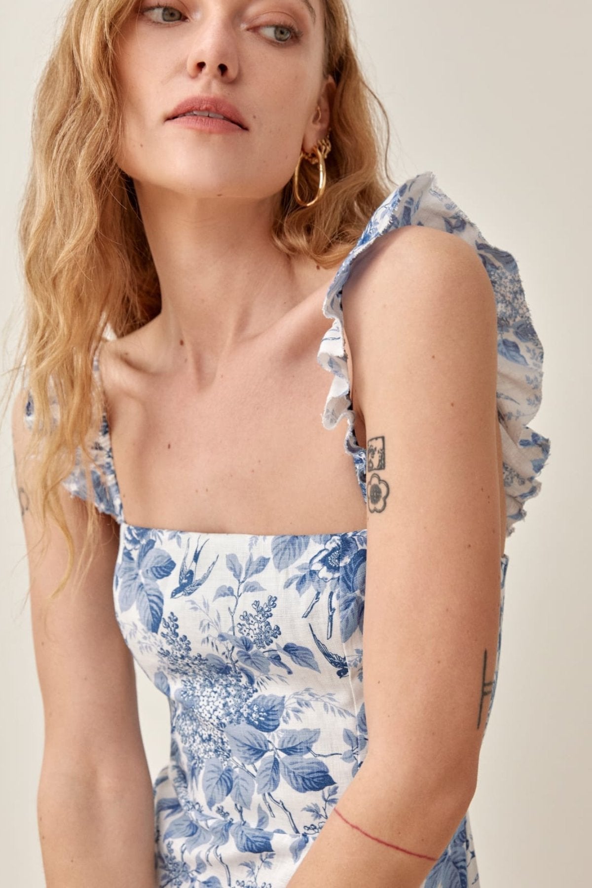Joa – Bedrucktes Midikleid mit Rüschenriemen und Schlitz