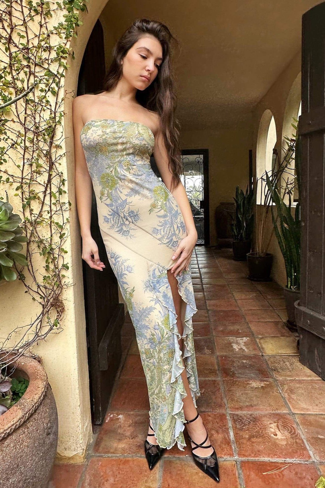 Melinda bedrucktes trägerloses Midikleid mit Schlitz