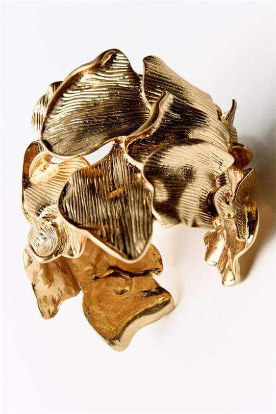 Bracelet à motif floral et structure métallique