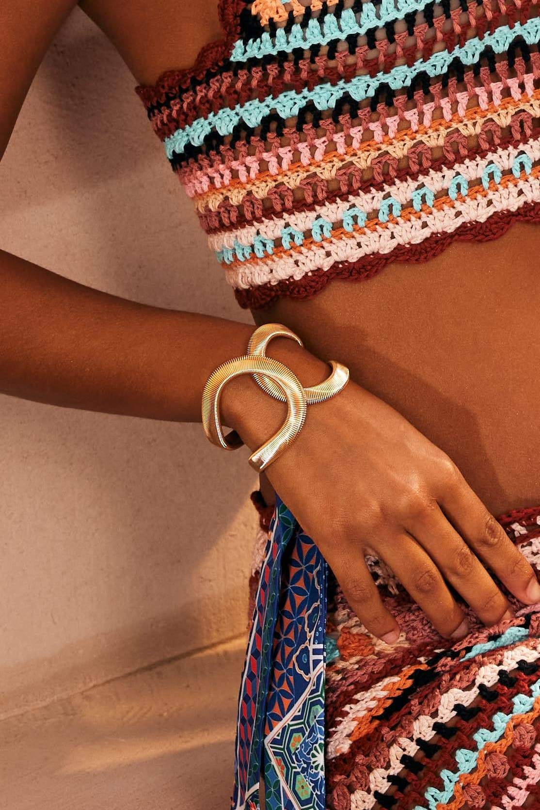 Bracelet à motif géométrique et structure métallique
