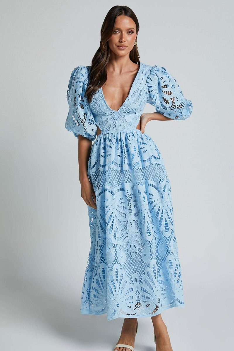 Sandra – Midikleid mit Cut-outs und Stickereien aus Spitze