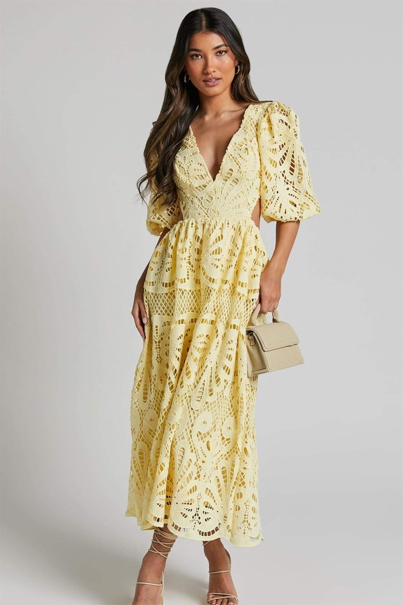 Sandra – Midikleid mit Cut-outs und Stickereien aus Spitze