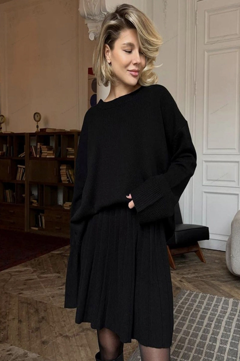 Ensemble pull col rond uni et jupe plissée