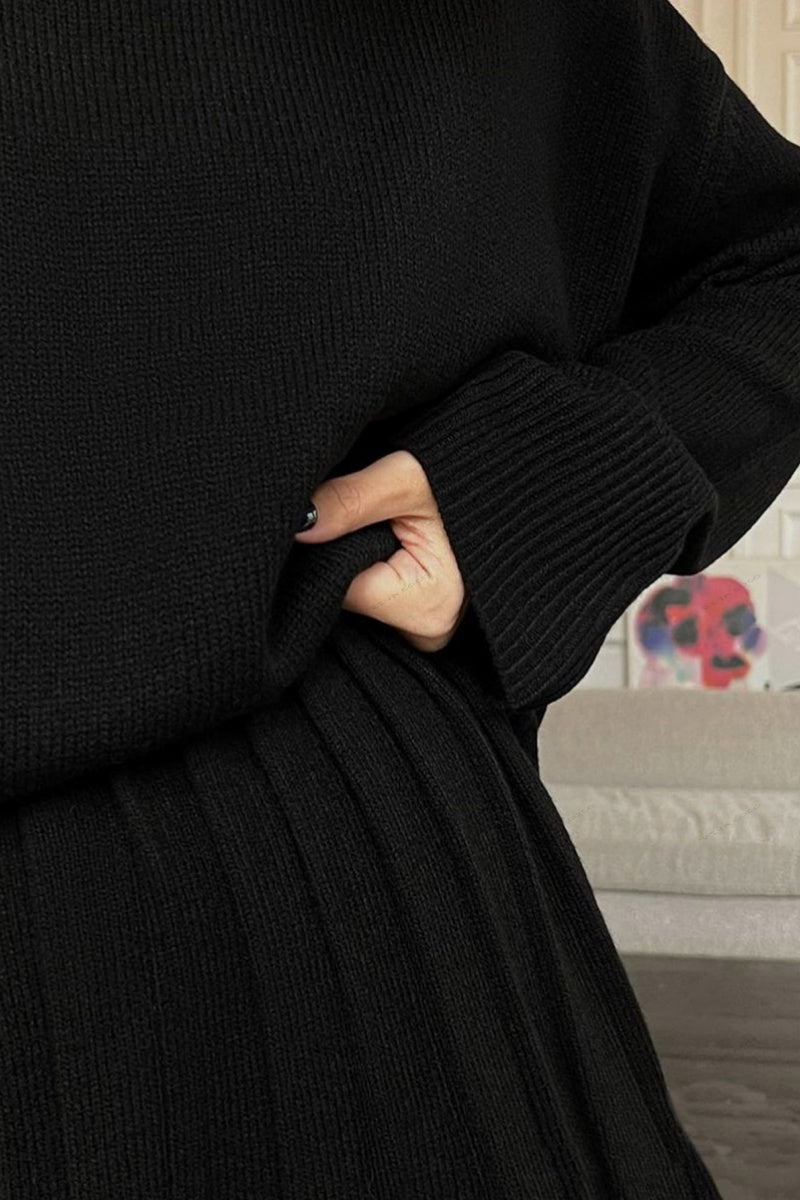 Ensemble pull col rond uni et jupe plissée