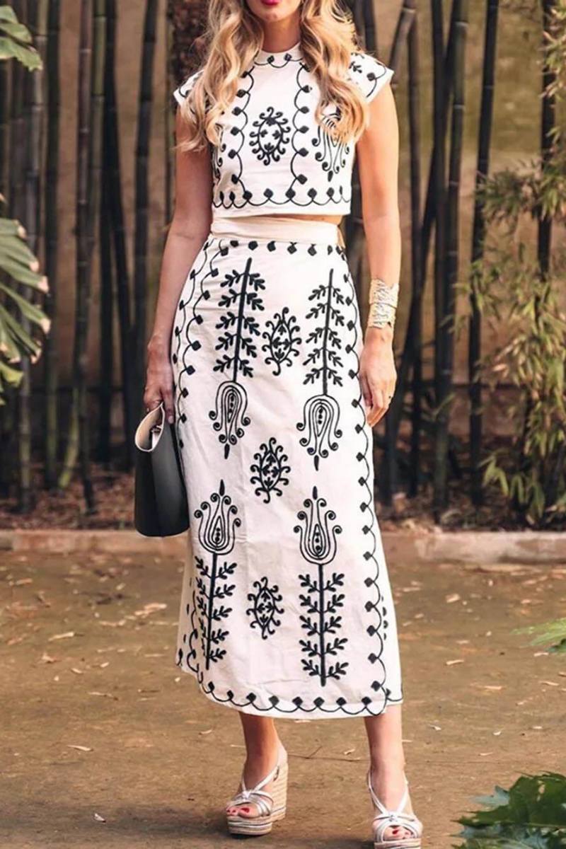 Set aus bauchfreiem Top mit Ethno-Print und Midi-Wickelröcken im Vintage-Stil
