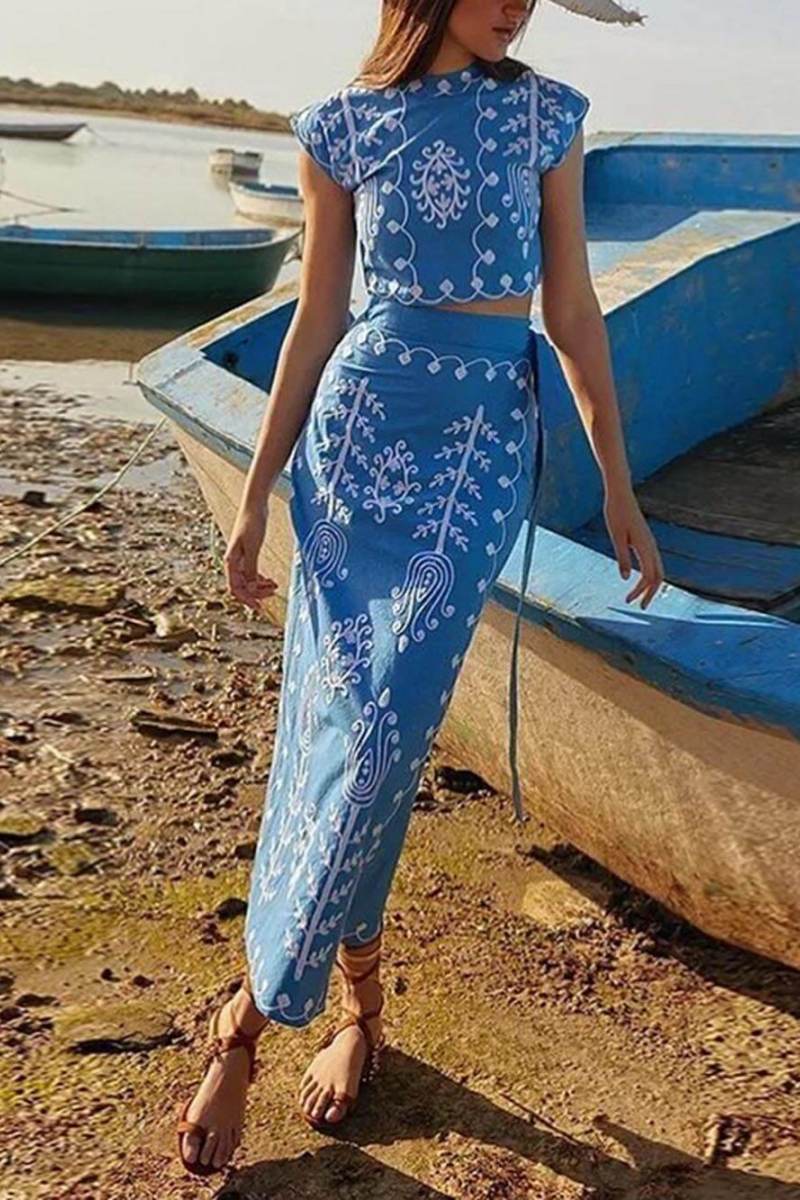 Set aus bauchfreiem Top mit Ethno-Print und Midi-Wickelröcken im Vintage-Stil