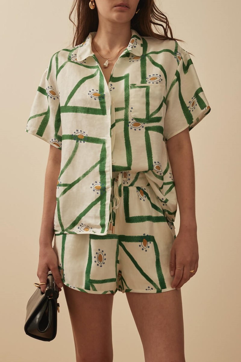 Einzigartiges, zart bedrucktes, lockeres Shorts-Set mit Knopfleiste