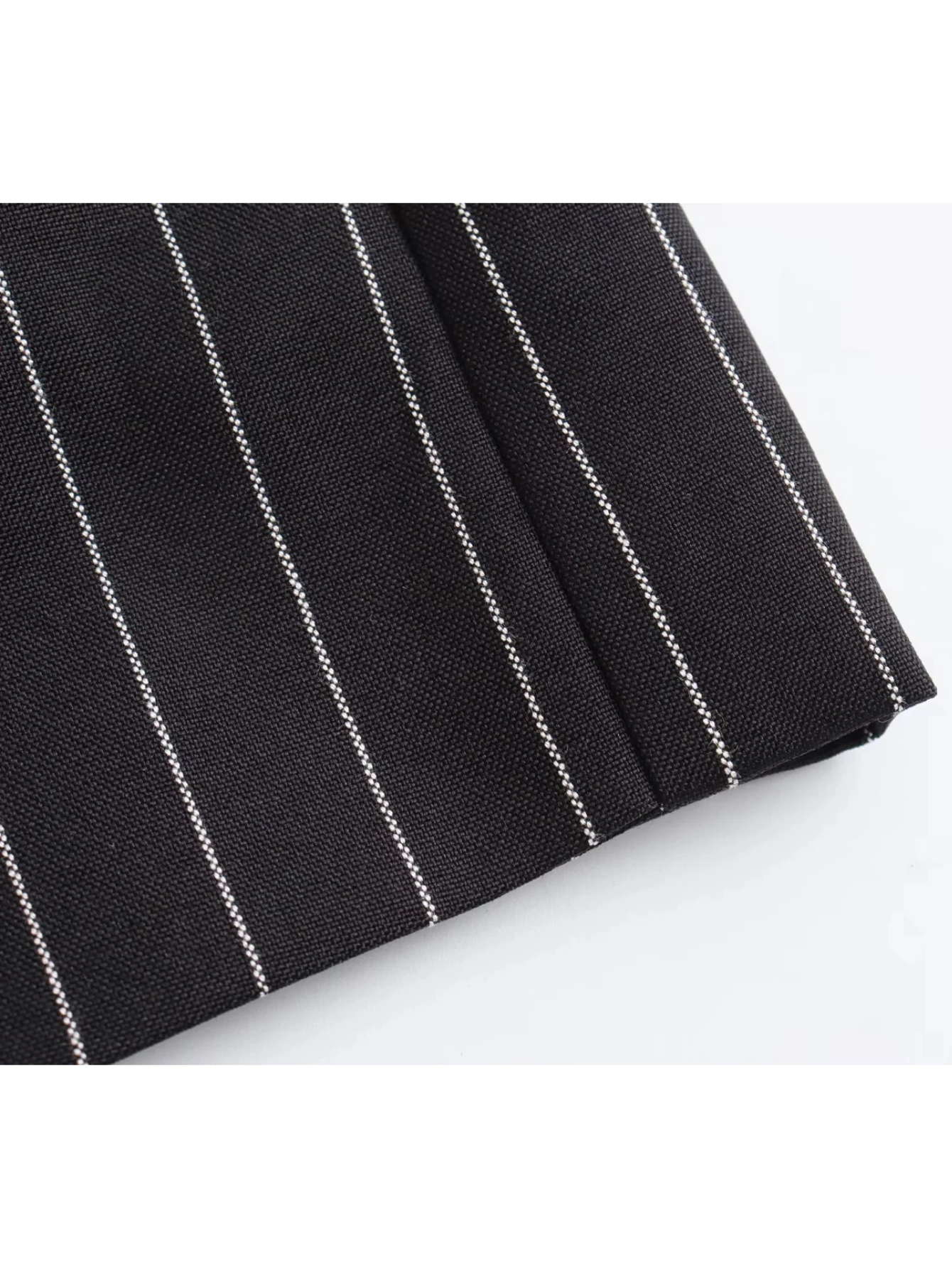 Gestreifter Damenblazer mit Knöchelknopfverschluss - Klassisch und stilvoll