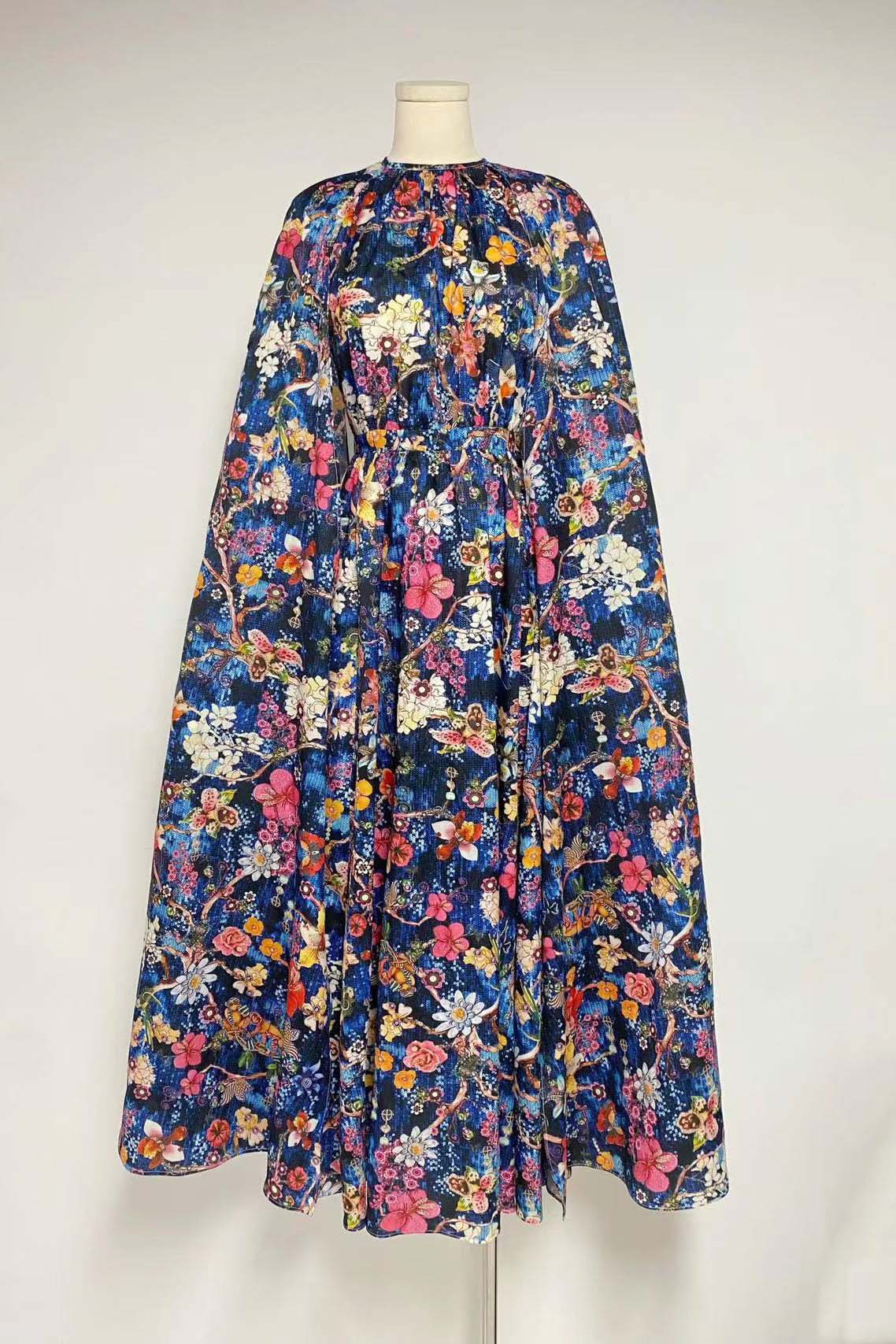 Nola Maxikleid mit Rundhalsausschnitt und Cape-Ärmeln
