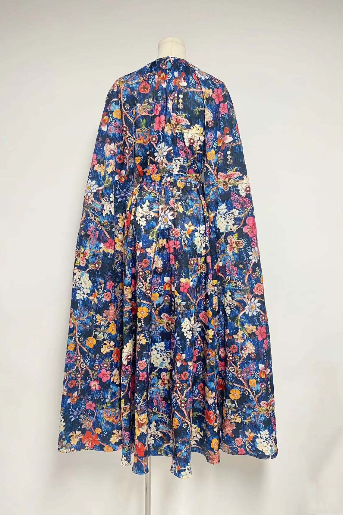 Nola Maxikleid mit Rundhalsausschnitt und Cape-Ärmeln