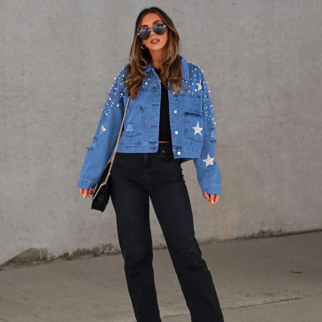 Jeansjacke mit Perlenverzierung und Sternenakzenten