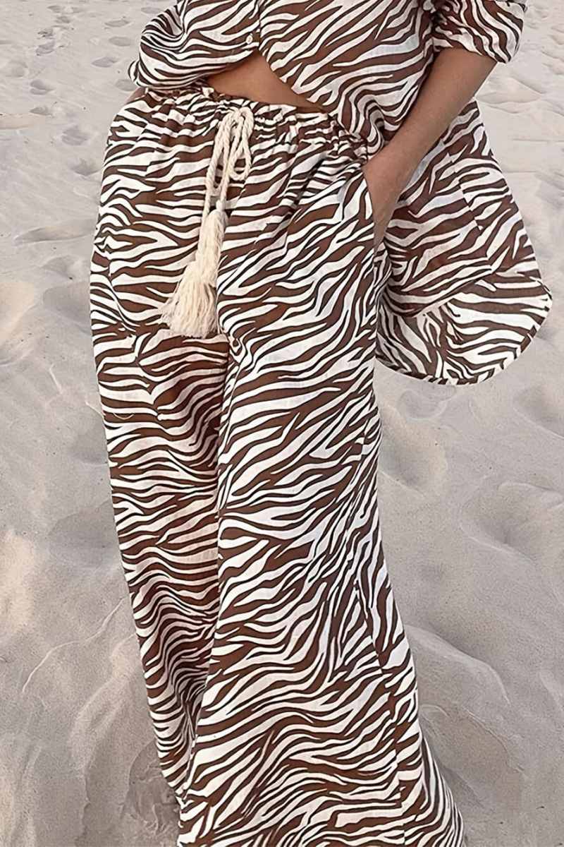 Hosen-Set mit Knopf und offenem Kragen, losem Zebramuster und Kordelzug und weitem Bein