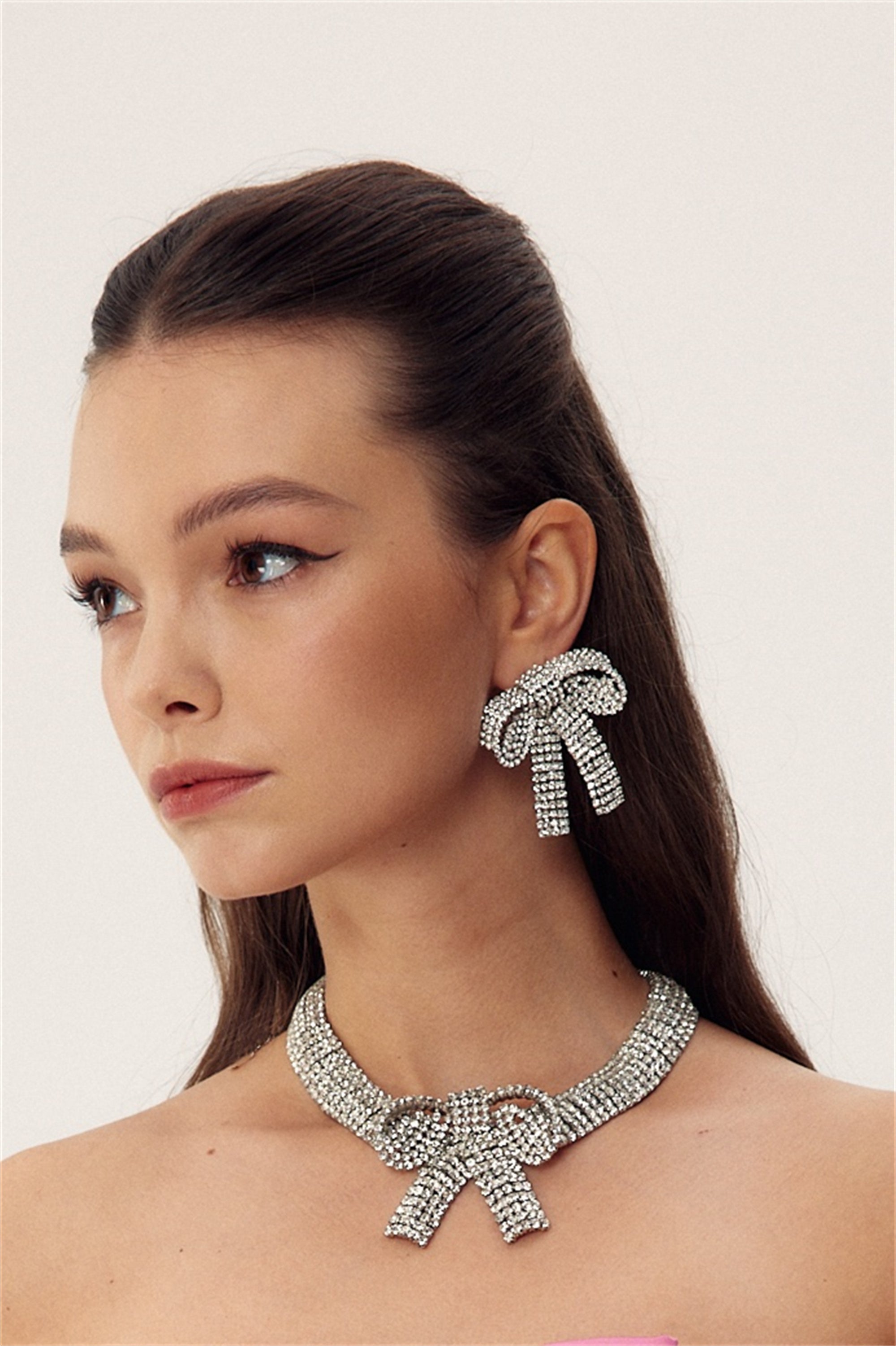 Collier avec nœud et décoration en cristal