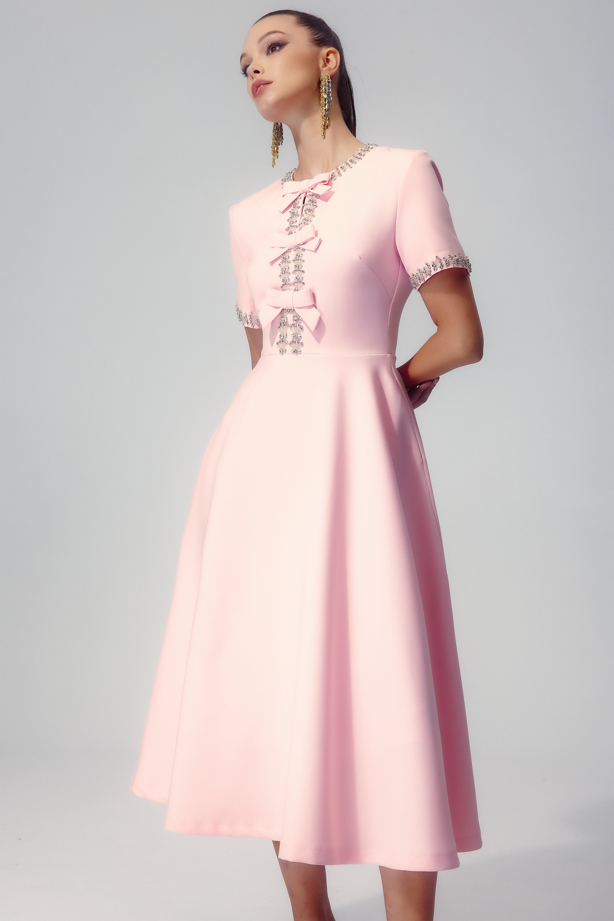 Robe midi Zoe avec nœud et ornements en cristal