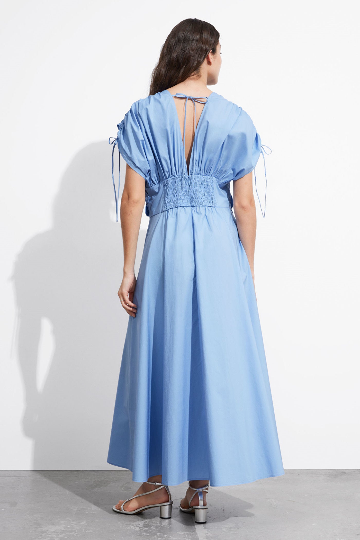 Maggie Maxikleid mit V-Ausschnitt und Blumenapplikation