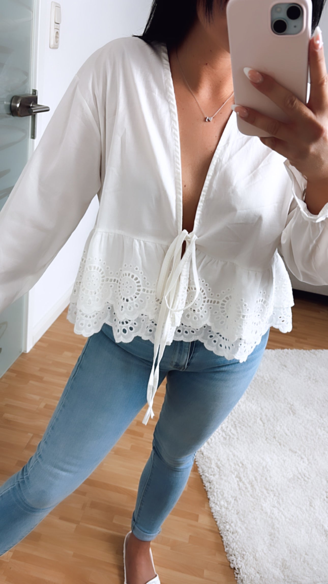 Bluse mit Schleife und Stickereien / weiss Art. 6867