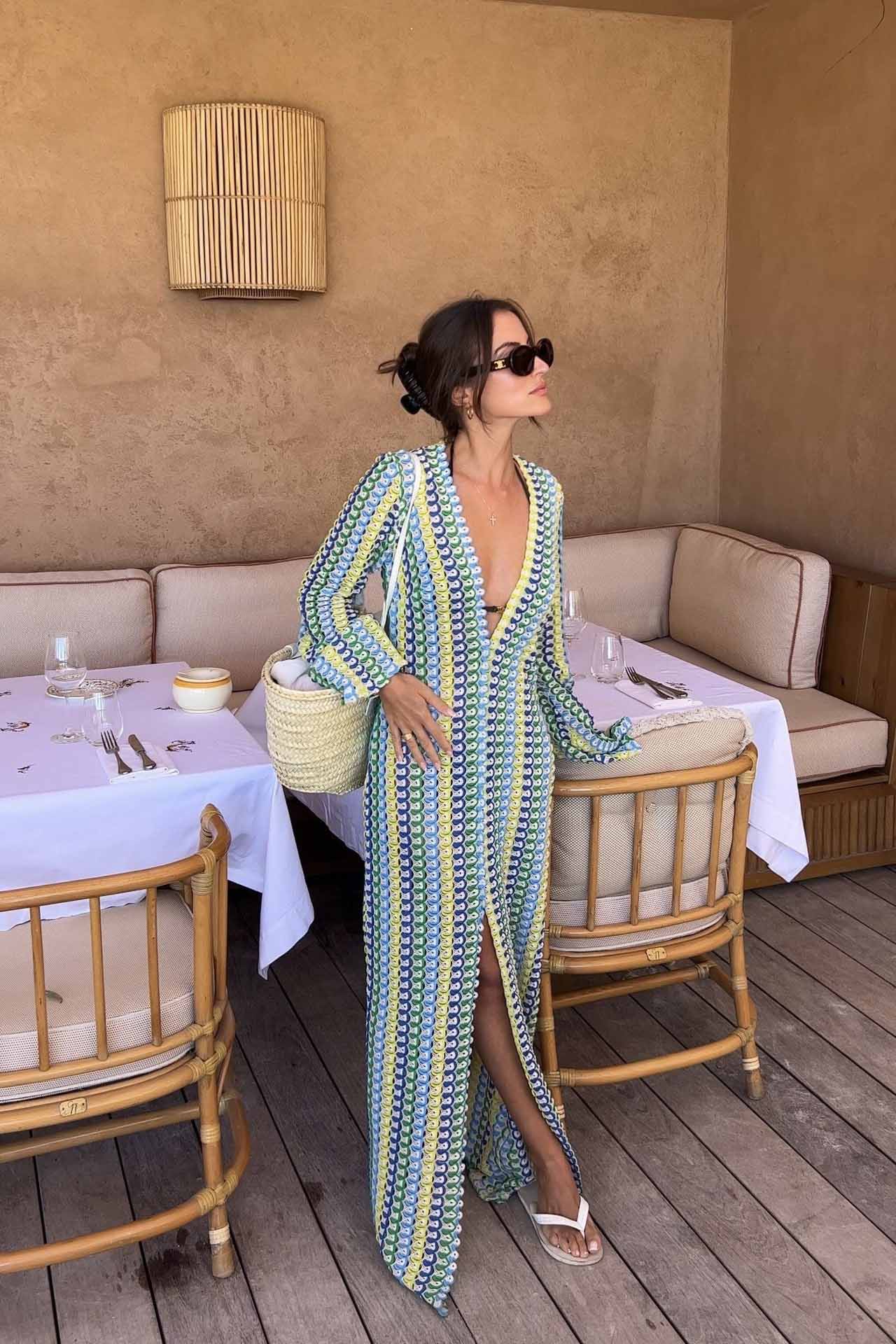 Boho-Maxikleid mit V-Ausschnitt und Glockenärmeln, gewellt, gestreift, gehäkelt, Strandurlaub-Maxikleid