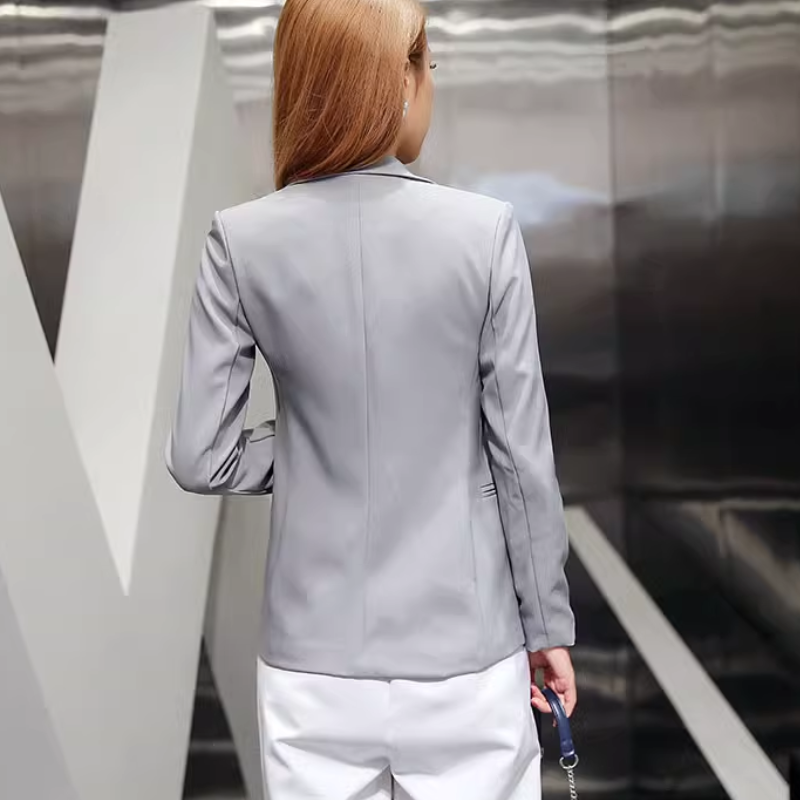 Eleganter Damenblazer mit Knöchelknopfverschluss - geeignet fürs Büro