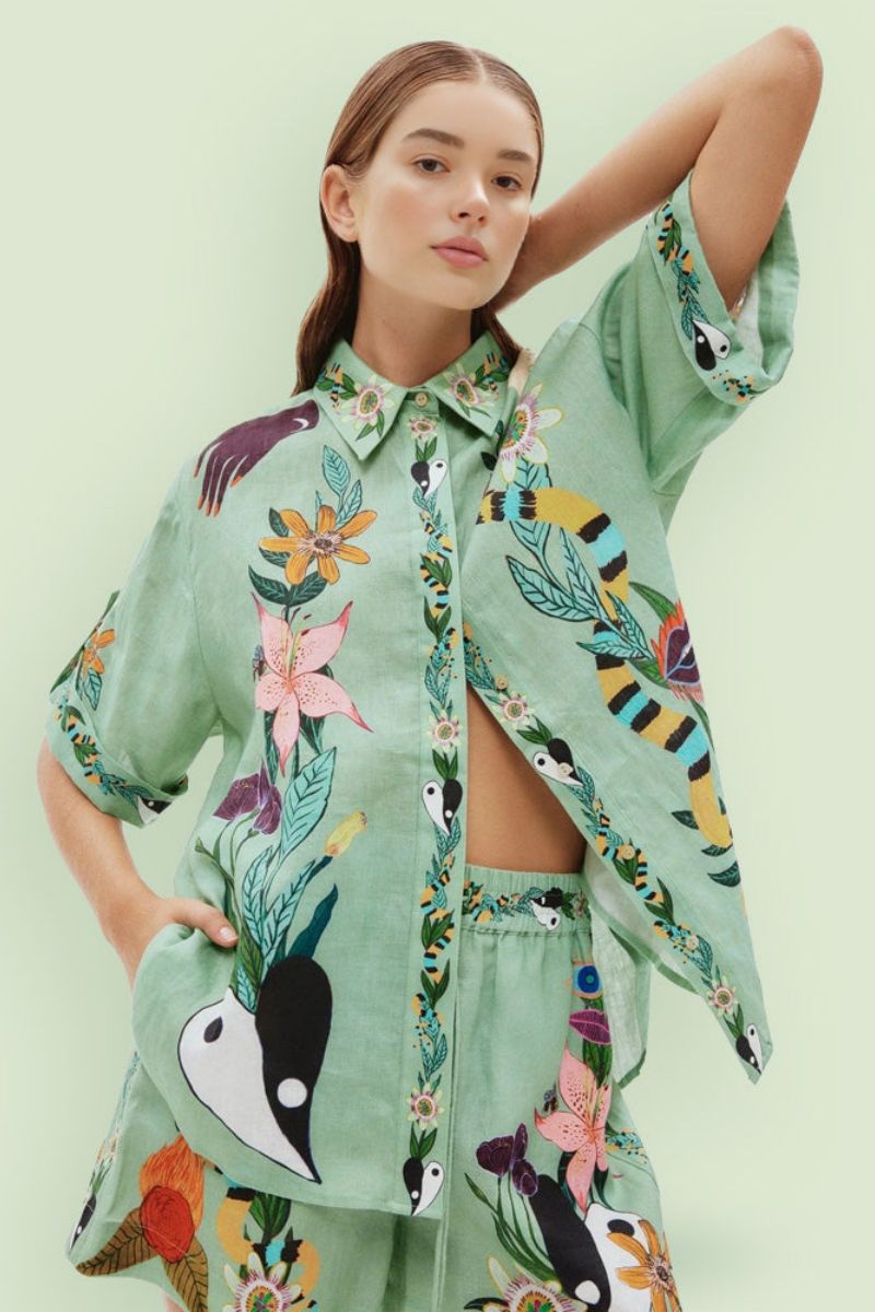 Einzigartiges Set aus lockerem Hemd und Shorts mit Ethno-Print