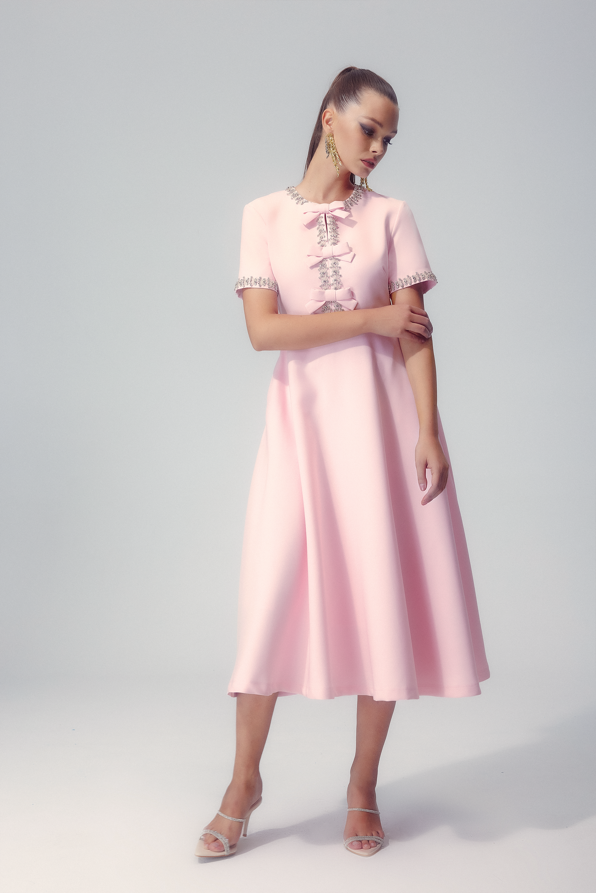 Robe midi Zoe avec nœud et ornements en cristal