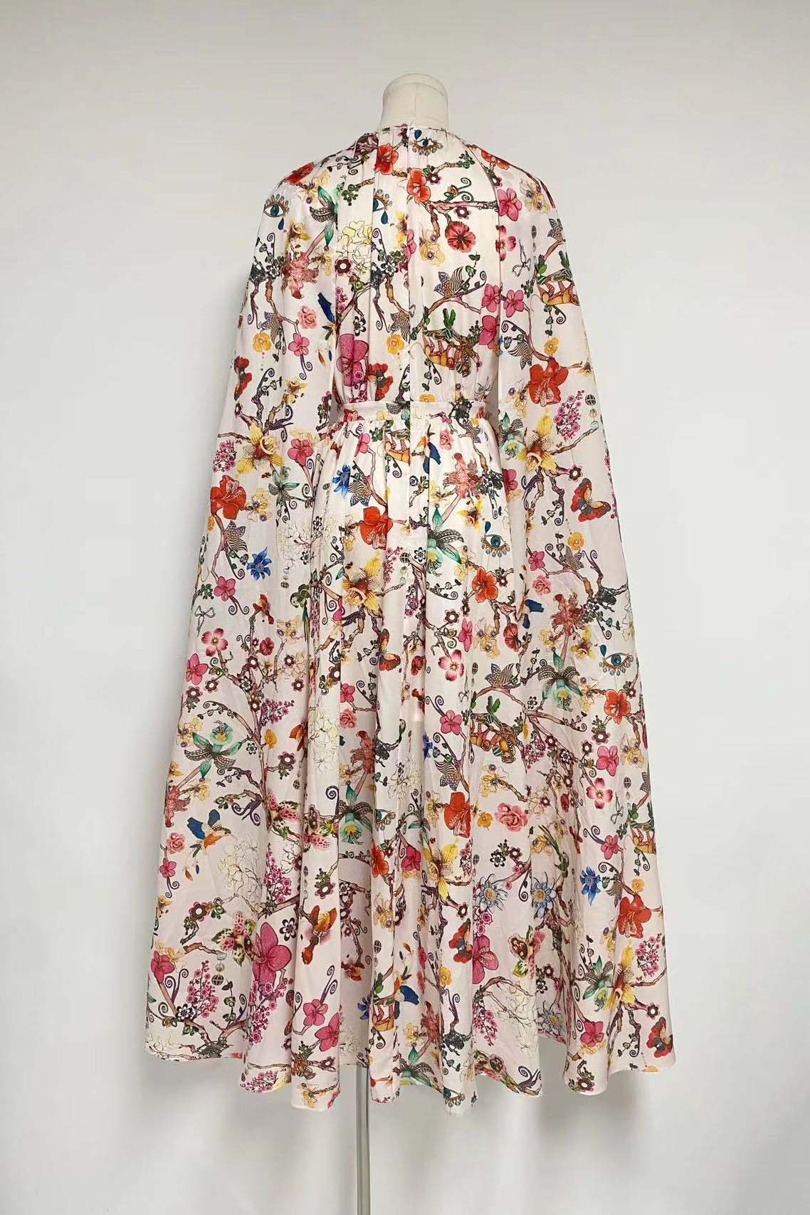 Nola Maxikleid mit Rundhalsausschnitt und Cape-Ärmeln