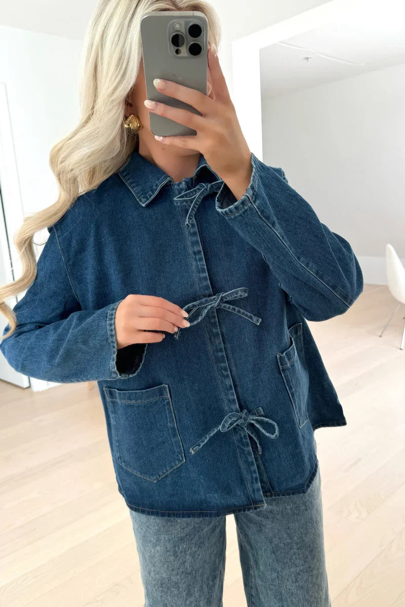 Dunkelblaue Jeansjacke mit Krawatte